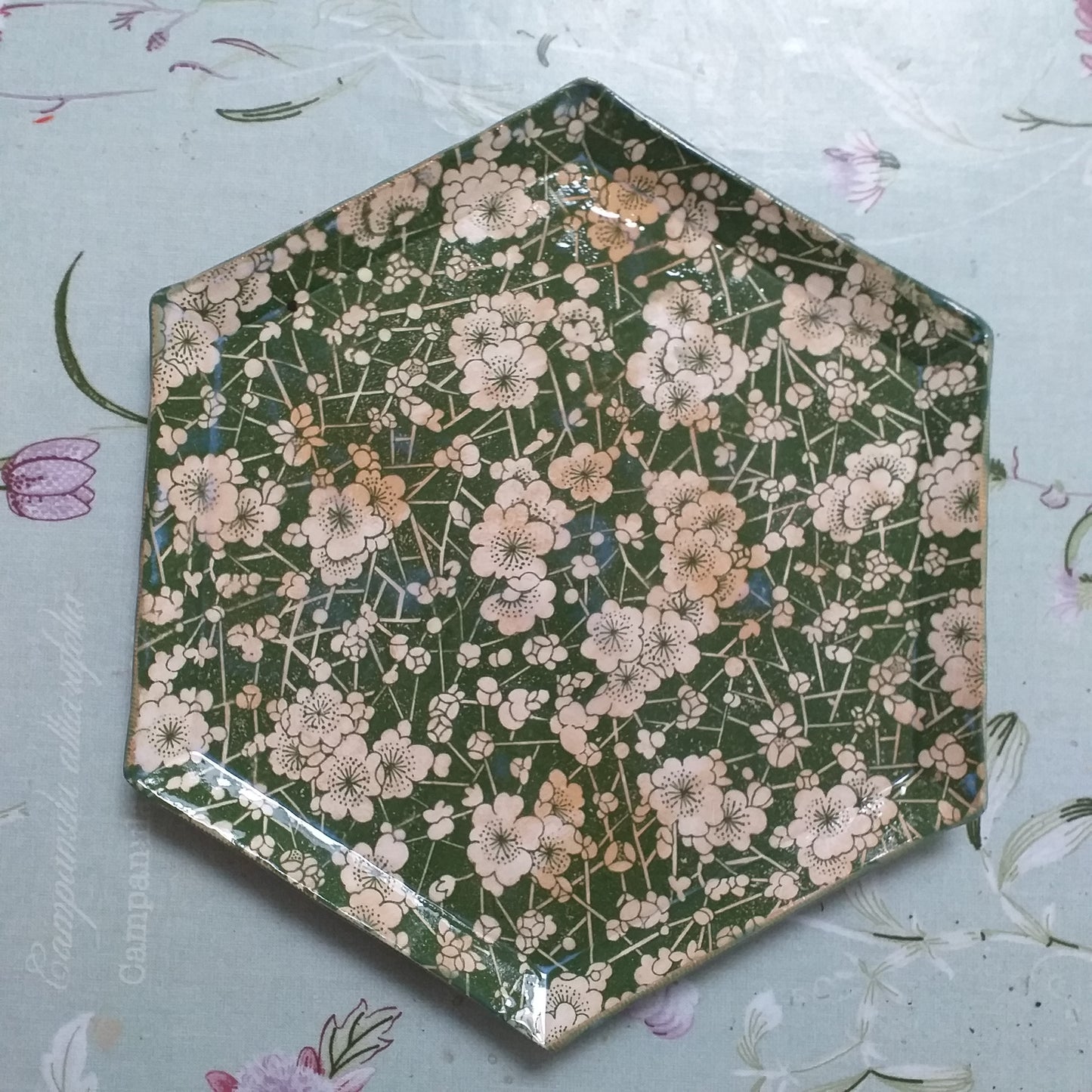 Plate ceramic 25cm, six sided snack or dinner plate.